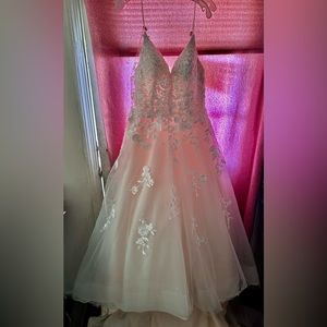 It’s like new worn once & not even 2 yrs old